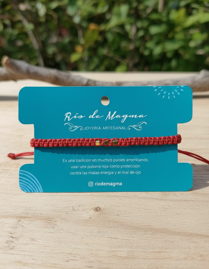 Pulsera Roja de Protección Punto Plano con Cubos de Bronce | Macramé Ajustable