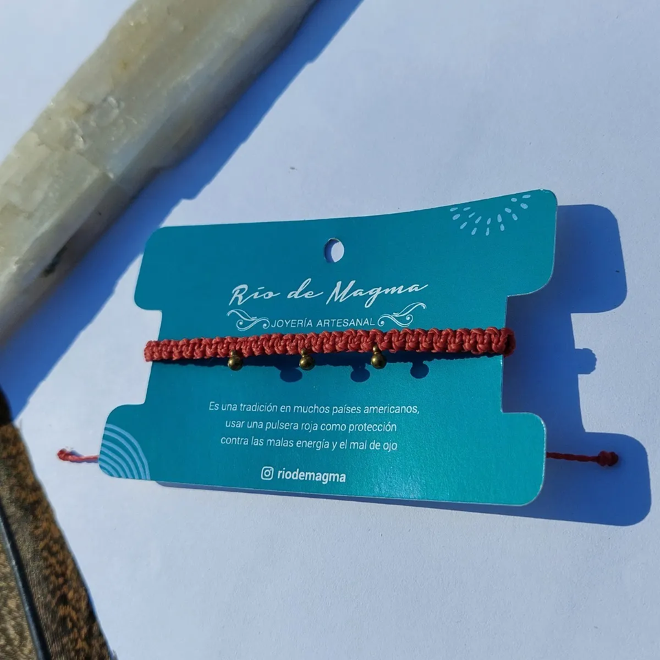 Pulsera Roja de Protección Punto Plano con Gotas de Bronce | Macramé Ajustable