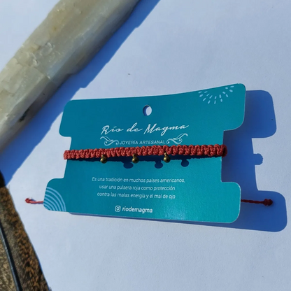 Pulsera Roja de Protección Punto Plano con Gotas de Bronce | Macramé Ajustable