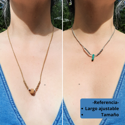 Imagen de referencia del Collar Luz puesto en el cuello, mostrando largo ajustable y tamaño de la piedra natural en macramé artesanal