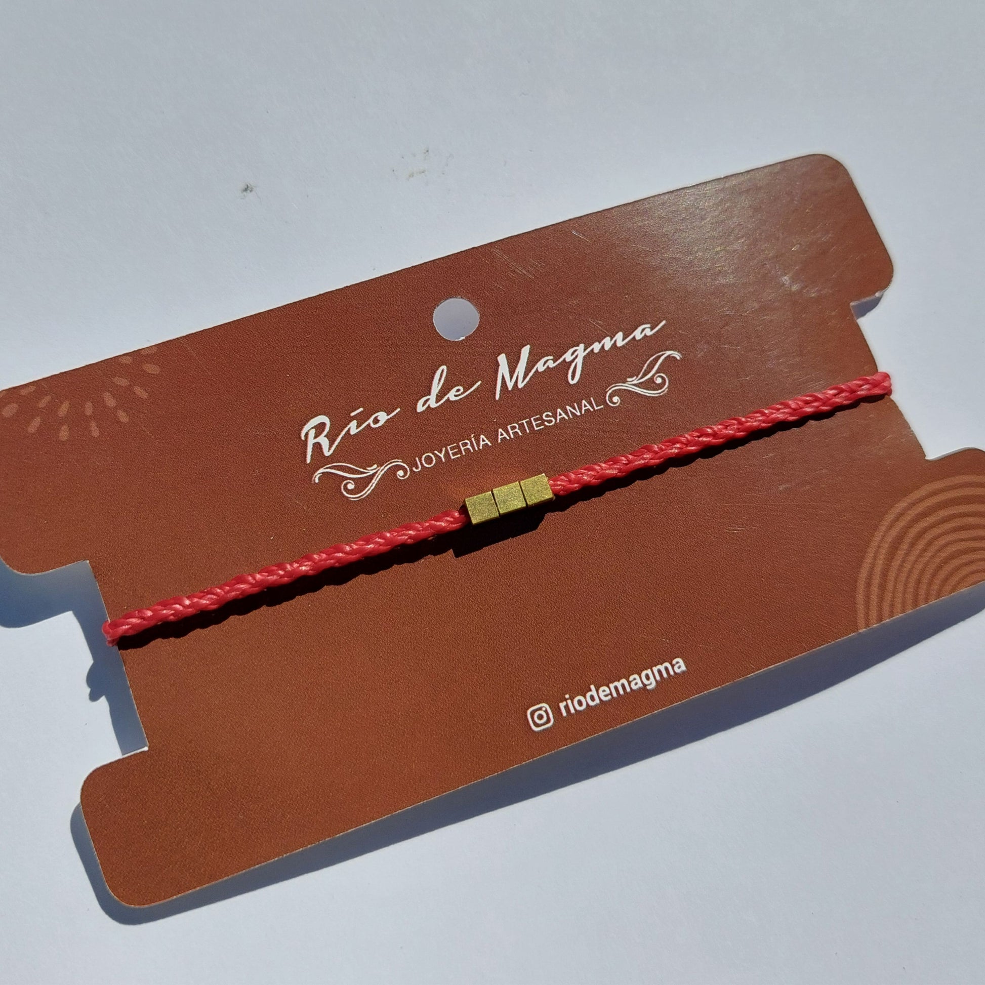 Pulsera masculina de protección tejida a mano en hilo rojo y bronce