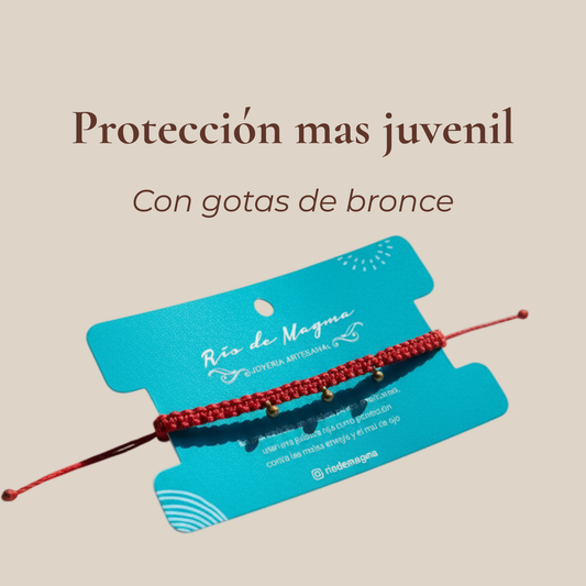 Pulsera roja de punto plano con gotas de bronce con texto 'Macramé ajustable' sobre fondo beige