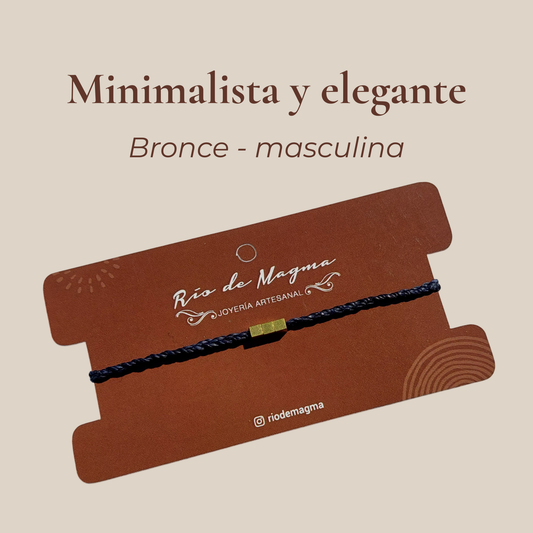 Pulsera minimalista con tres cuentas de bronce con texto 'Pulsera masculina · Bronce' sobre fondo beige