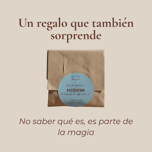 Bolsa kraft de Colección Misterio sobre fondo beige con el texto: un regalo que también sorprende, no saber qué es, es parte de la magia