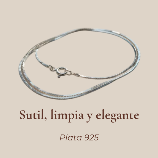 Imagen informativa de cadena serpiente plana de plata 925 sobre fondo beige, con texto "Sutil, limpia y elegante · Plata 925".